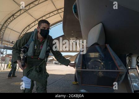 Maj. Nathan 'Doom' McCaskey, Testpilot, 40. Flight Test Squadron, bereitet sich darauf vor, einen F-16 Fighting Falcon auf dem Luftwaffenstützpunkt Eglin, Florida, zu fliegen, 4. März 2021. Der 96. Testflügel führt Entwicklungstests und -Auswertungen durch, wodurch der Kriegsjäger in allen Schlachtfeld-Medien Waffen auf das Ziel setzen kann. Stockfoto