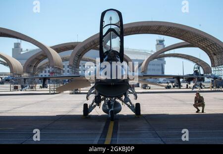 Flieger 1. Klasse Kyle Boyd, Crew Chief, 96. Testflügel, beobachtet den Motorstart auf einem F-16 Fighting Falcon auf der Eglin Air Force Base, Florida, 4. März 2021. Der 96. Testflügel führt Entwicklungstests und -Auswertungen durch, wodurch der Kriegsjäger in allen Schlachtfeld-Medien Waffen auf das Ziel setzen kann. Stockfoto