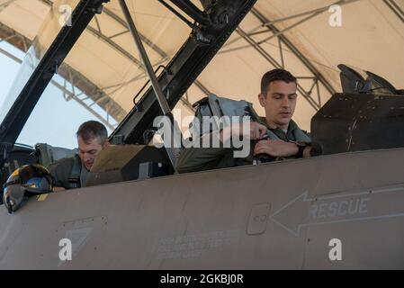 Brig. General Scott „Nova“ Cain, Kommandant, 96. Testflügel und Maj. Nathan „Doom“ McCaskey, Testpilot, 40. Flugtestschwadron, bereiten sich auf eine F-16 Fighting Falcon Testmission auf der Eglin Air Force Base, Florida, 4. März 2021 vor. Der 96. Testflügel führt Entwicklungstests und -Auswertungen durch, wodurch der Kriegsjäger in allen Schlachtfeld-Medien Waffen auf das Ziel setzen kann. Stockfoto