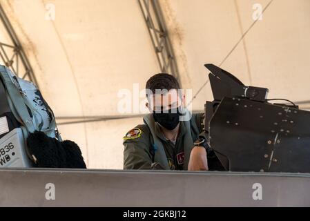 Maj. Nathan 'Doom' McCaskey, Testpilot, 40. Flight Test Squadron, bereitet sich darauf vor, einen F-16 Fighting Falcon auf dem Luftwaffenstützpunkt Eglin, Florida, zu fliegen, 4. März 2021. Der 96. Testflügel führt Entwicklungstests und -Auswertungen durch, wodurch der Kriegsjäger in allen Schlachtfeld-Medien Waffen auf das Ziel setzen kann. Stockfoto