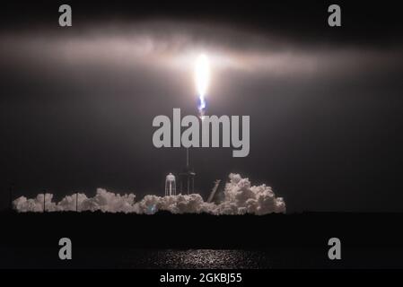 Die Falcon 9 Starlink L-17-Rakete startet erfolgreich von LC-39A auf der Cape Canaveral Space Force Station, Florida, 4. März 2021. Dies war die zwanzigste Reihe von Satelliten, die als Teil des Starlink-Breitbandnetzes gestartet wurden, wie sie nach den Starlink-Starlinks-Starlinks L-18 und L-19 gestartet wurden. Stockfoto