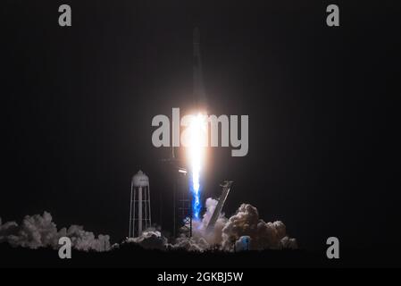 Die Falcon 9 Starlink L-17-Rakete startet erfolgreich von LC-39A auf der Cape Canaveral Space Force Station, Florida, 4. März 2021. Dies war die zwanzigste Reihe von Satelliten, die als Teil des Starlink-Breitbandnetzes gestartet wurden, wie sie nach den Starlink-Starlinks-Starlinks L-18 und L-19 gestartet wurden. Stockfoto