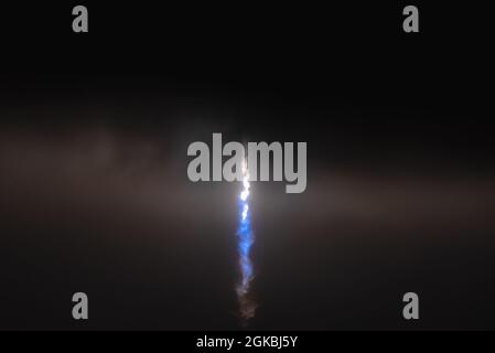 Die Falcon 9 Starlink L-17-Rakete startet erfolgreich von LC-39A auf der Cape Canaveral Space Force Station, Florida, 4. März 2021. Dies war die zwanzigste Reihe von Satelliten, die als Teil des Starlink-Breitbandnetzes gestartet wurden, wie sie nach den Starlink-Starlinks-Starlinks L-18 und L-19 gestartet wurden. Stockfoto