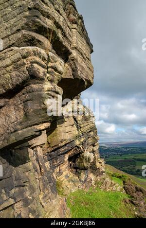 The Worm Stones, ein Grabstein in den Hügeln oberhalb von Glossop am High Peak, Derbyshire, England. Heidekraut blüht auf den Mooren unten. Stockfoto