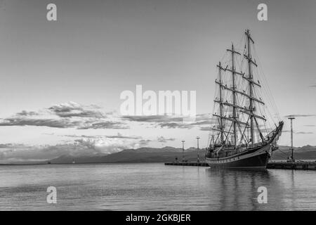 Großes Segelschiff im Hafen von Ushuaia, Patagonien, Argentinien Stockfoto