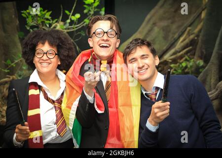 London, Großbritannien. September 2021. Die gefeierte Originalbesetzung von ‘Dumbledore is so Gay' wird diesen Monat im Pleasance Theatre (21.-26. September) Harry Potter-Nostalgie servieren. Für die Fotowand versammeln sie sich im Reptilienhaus des ZSL London Zoo, einem kultigen Ort von Harry Potter und dem Stein der Weisen, in Kostümen, die den Superfan-Status der Hauptfigur Jack feiern. Um diese optimistische Geschichte von Selbstliebe und Freundschaft zu erzählen, vereinen sich die Schauspieler Alex Britt als Jack, Max Percy als Ollie/Martin und Charlotte Dowding als Gemma/Sally/Madame DuBois. Kredit: Imageplotter/Alamy Live Nachrichten Stockfoto