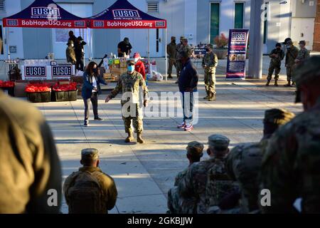 Der Major der US-Armee, Leroy Cisneros, ein Offizier der 40. Infanterie-Division der California National Guard, unterzieht die Wächter, die aktiviert wurden, um das COVID-19 Community-Impfzentrum an der California State University in Los Angeles zu unterstützen, 5. März 2021. Freiwillige der Bob Hope USO von LAX besuchten die Truppen, um Waren zu verteilen, die zur Förderung der Moral und des Wohlergehens beitragen. Stockfoto