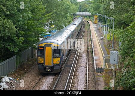 Ein elektrischer Mehreinheiten-Personenzug der British Rail-Klasse 375 am Bahnhof Stonegate auf der Strecke London-Hastings, East Sussex, England, Großbritannien Stockfoto