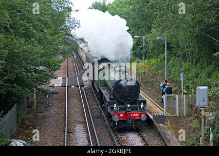 ThomsonClass B1 Dampflokomotive Nr. 61306 'Mayflower', die durch den Stonegate Bahnhof in East Sussex, Großbritannien, mit einem speziellen Dampfzug fährt Stockfoto