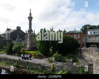 Blick auf das Memorial zum 9. Earl of Galloway von der Brücke über den River Cree Newton Stewart Dumfries und Galloway Scotland Stockfoto