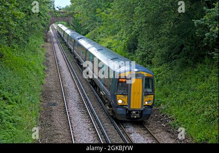 Ein elektrischer Mehreinheiten-Personenzug der British Rail-Klasse 375 Stockfoto