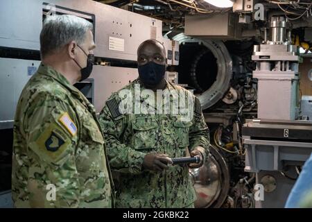 GEMEINSAME BASIS PEARL HARBOR-HICKAM, Hawaii (5. März 2021) - Obertorpedoman Kervin Dickson zeigt dem Vorsitzenden der Joint Chiefs of Staff General Mark A. Milley den Torpedoraum an Bord des Schnellangriffs-U-Bootes USS North Carolina der Virginia-Klasse (SSN 777). Milley besichtigte das U-Boot und engagierte sich bei seinem Besuch bei der Joint Base Pearl Harbor-Hickam mit Matrosen. Stockfoto
