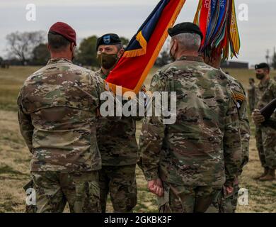 Maj. Gen. JP McGee, kommandierender General der 101. Airborne Division (Air Assault), erhält die Farben von LT. Gen. Michael „Erik“ Kurilla, Kommandeur des XVIII. Airborne Corps, während des Kommandowechsels der Division am 5. März 2021 auf dem Paradefeld der Division, Fort Campbell, Ky. Die Farben zu erhalten ist ein Zeichen dafür, dass die Position des Befehls und der Verantwortung für den Posten gewonnen wird. Stockfoto
