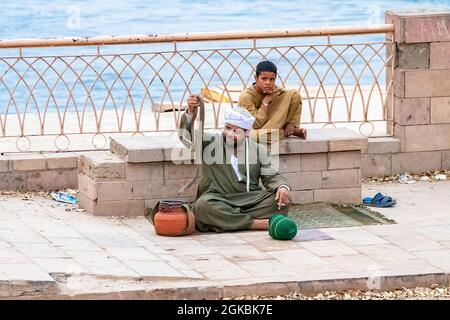 Kom Ombo, Ägypten - 09. September 2018: Schlangenbeschwörer in der Nähe des Tempels von Kom Ombo, Ägypten Stockfoto