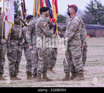 Maj. Gen. JP McGee, kommandierender General der 101. Airborne Division (Air Assault), erhält die Farben von LT. Gen. Michael „Erik“ Kurilla, Kommandeur des XVIII. Airborne Corps, während des Kommandowechsels der Division am 5. März auf dem Paradefeld der Division, Fort Campbell, Ky. Die Farben zu erhalten ist ein Zeichen dafür, dass die Position des Befehls und der Verantwortung für den Posten gewonnen wird. Stockfoto