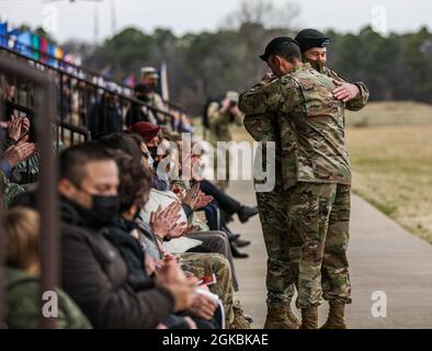 Maj. Gen. JP McGee, kommandierender General der 101. Airborne Division (Air Assault), umarmt Maj. Gen. Brian Winski, ausfahrender Kommandant der 101. Airborne Division (Air Assault), während des Kommandowechsels der Division am 5. März 2021 auf dem Paradefeld der Division, Fort Campbell, Ky. Stockfoto
