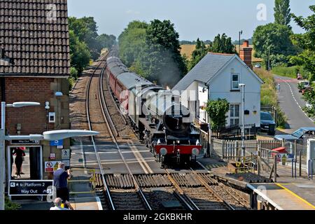 Die Dampflokomotive Jubilee 45596 ‘Bahamas’ fährt mit einem speziellen Charterzug durch den Bahnsteig am Bahnhof Wye in Kent, Großbritannien Stockfoto