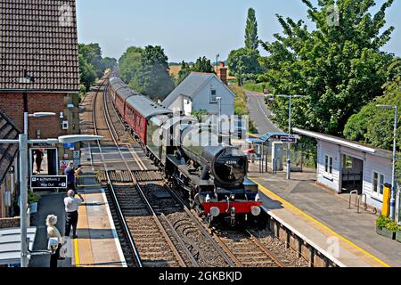 Die Dampflokomotive Jubilee 45596 ‘Bahamas’ fährt mit einem speziellen Charterzug durch den Bahnsteig am Bahnhof Wye in Kent, Großbritannien Stockfoto