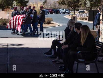 Fallschirmjäger, die der D-Kompanie, dem 2. Bataillon, dem 325th Airborne Infantry Regiment, der 2. Brigade Combat Team, der 82nd Airborne Division zugeordnet sind, tragen den Sarg des PFC. Harvey Brown, ein Veteran des Zweiten Weltkriegs, der früher dem 2. Bataillon, dem 505. Fallschirmjäger-Regiment, während eines Trauerdienstes auf dem Fort Bliss National Cemetery in Fort Bliss, Texas, zugewiesen wurde, 5. März 2021. Pfc. Brown war einer von weniger als 3,000 Fallschirmjägern, die alle vier Kampfsprünge im Zweiten Weltkrieg machten und kämpfte in Italien, Frankreich, den Niederlanden und Belgien. Stockfoto