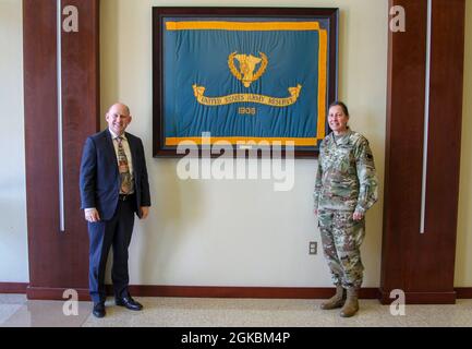 John E. Whitley, amtierender Sekretär der US-Armee, posiert für ein Foto mit LT. General Jody J. Daniels, Chef der Army Reserve und kommandierender General, U.S. Army Reserve Command, während eines Besuchs in Fort Bragg, North Carolina, am 5. März 2021. Stockfoto