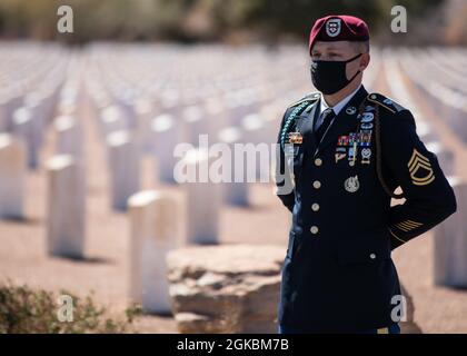 Sgt. 1. Klasse Michael Stroud, ein Auftriebssieger der D-Kompanie, dem 2. Bataillon, dem 325th Airborne Infantry Regiment, der 2. Brigade Combat Team, der 82nd Airborne Division, steht während eines Trauergottesdienstes für PFC auf der Parade. Harvey Brown, ein Veteran des Zweiten Weltkriegs, der früher dem 2. Bataillon, 505. Fallschirmjäger-Regiment, auf dem Fort Bliss National Cemetery in Fort Bliss, Texas, zugewiesen wurde, 5. März 2021. Pfc. Brown war einer von weniger als 3,000 Fallschirmjägern, die alle vier Kampfsprünge im Zweiten Weltkrieg machten und kämpfte in Italien, Frankreich, den Niederlanden und Belgien. Stockfoto