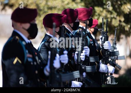 Fallschirmjäger der Kompanie D, des 2. Bataillons, des 325. Luftwaffeninfanterie-Regiments, des 2. Brigadekampfteams, der 82. Luftlandedivision, präsentieren Waffen während eines Trauerdienstes für den PFC. Harvey Brown, ein Veteran des Zweiten Weltkriegs, der früher dem 2. Bataillon, 505. Fallschirmjäger-Regiment, auf dem Fort Bliss National Cemetery, Fort Bliss in Texas, zugewiesen wurde, 5. März 2021. Pfc. Brown war einer von weniger als 3,000 Fallschirmjägern, die alle vier Kampfsprünge im Zweiten Weltkrieg machten und kämpfte in Italien, Frankreich, den Niederlanden und Belgien. Stockfoto