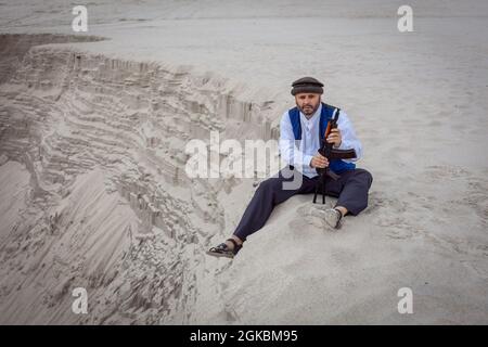 Ein Soldat der Taliban überwacht eine Straße in Afghanistan. Ein Soldat steht mit einer Waffe auf der Wache, um zu töten. Stockfoto