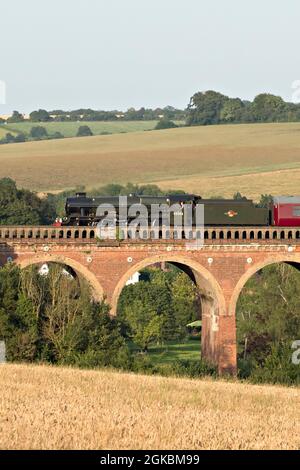 Jubilee Class Cocomotive 45596 .Bahamas' kreuzt das Eynsford Viadukt in Kent mit einem speziellen Charterzug Stockfoto