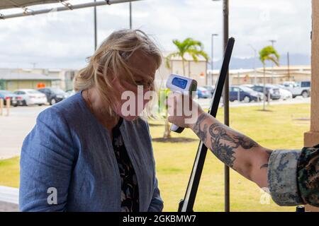 Hollyanne Milley, Gattin der U.S. Army General Mark Milley, Vorsitzender der Joint Chiefs of Staff, lässt ihre Temperatur während einer Tour der Marine Corps Base Hawaii am 5. März 2021 ablesen. General Milley und seine Frau besuchten das MCBH, um sich mit Marineinfanteristen und Matrosen zu treffen, hochrangige Führungspersönlichkeiten und Familienmitglieder zu treffen und sich aktuelle Fähigkeiten anzusehen. Stockfoto