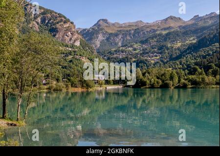 Ein Blick auf den Maen-See mit Valtournenche im Hintergrund, Aostatal, Italien, in der Sommersaison Stockfoto