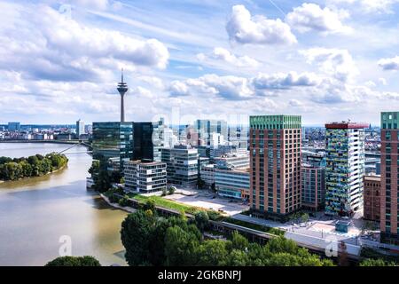 Medienhafen in Düsseldorf mit dem Rhein. Stockfoto