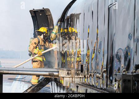 Feuerwehrleute der US-Luftwaffe, die den 139. Feuerwehr-Rettungsdiensten, der Missouri Air National Guard und lokalen Zivilbehörden zugewiesen sind, führen während einer größeren Übung zur Reaktion auf Unfälle auf den Rosecrans Air National Guard Base, St. Joseph, Missouri, am 5. März 2021 eine Live-Feuersimulation durch. Die Übung ermöglicht es Ersthelfern, verschiedene Notfallszenarien zu üben, darunter Flugzeugabsturz, vermisstes Kind und zivile Störungen. Stockfoto