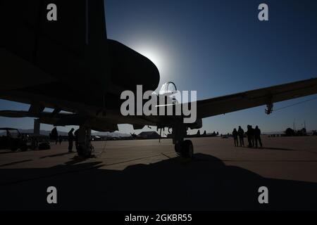 Ein A-10 Thunderbolt II, der dem A-10C Thunderbolt II Demonstrationsteam zugewiesen wurde, sitzt auf der Fluglinie auf der Luftwaffenbasis Davis-Monthan, Arizona, 6. März 2021. Das A-10 Demo Team bietet den Amerikanern die einmalige Gelegenheit, die Fähigkeiten des Flugzeugs vom Heritage Flight Training aus hautnah zu erleben. Stockfoto