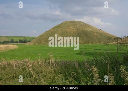 Blick auf den alten Hügel von Silbury Hill und das prähistorische Kulturerbe in der Nähe von Avebury, Wiltshire, England, Großbritannien Stockfoto