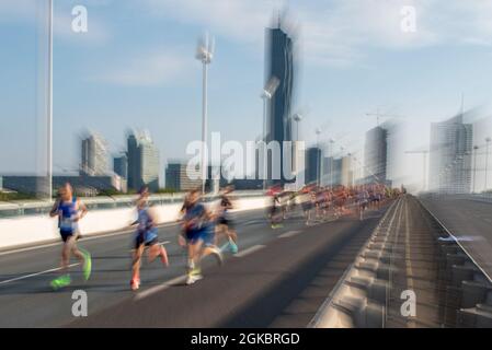 Dynamischer Zoom-Effekt beim Vienna City Marathon Stockfoto