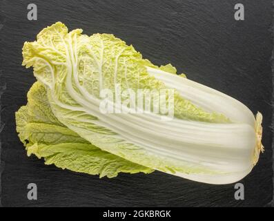 Ein reifer, frischer Chinakohl auf einem Schieferstein, Nahaufnahme, Draufsicht. Stockfoto