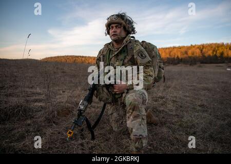 Ein Fallschirmjäger der US-Armee, der dem 2. Bataillon, dem 503. Fallschirmjäger-Regiment, der 173. Luftbrigade, zugewiesen wurde, überprüft sein Endbenutzergerät (EUD) und scannt die Fallzone für seinen Montagebereich im Rahmen der Übung Rock Topside II im Joint Multinary Readiness Center in Hohenfels, Deutschland, am 6. März. 2021. Die 173. Airborne Brigade ist die Notfalleinsatztruppe der US-Armee in Europa und stellt schnell einsatzfähige Streitkräfte für die verantwortlichen Bereiche der Vereinigten Staaten in Europa, Afrika und Central Command bereit. Die Brigade, die in ganz Italien und Deutschland eingesetzt wird, trainiert routinemäßig neben NAT Stockfoto