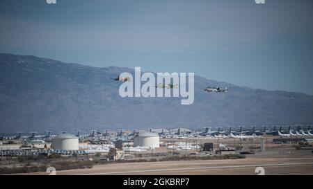 Ein Skyraider Der A-1 fliegt in Formation mit zwei US Air Force A-10 Thunderbolt IIS während des jährlichen Air Combat Command Heritage Flight Training Couse auf der Davis-Monthan Air Force Base, Arizona, 6. März 2021. Der Air Force Heritage Flight feiert die Geschichte der US-Luftwaffe mit 50-70 jährlichen Heritage Flight-Demonstrationen auf der ganzen Welt. Heritage Flights werden bei Veranstaltungen geflogen, die von offenen Häusern und Flugshows bis hin zu Sportveranstaltungen, Paraden und Beerdigungen reichen. Seit seiner Gründung im Jahr 1997 hat das Heritage Flight-Programm Hunderte von Veranstaltungen unterstützt und Millionen von Menschen berührt. Stockfoto