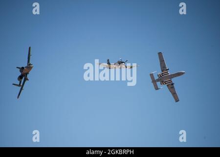 Ein Skyraider Der A-1 fliegt in Formation mit zwei US Air Force A-10 Thunderbolt IIS während des jährlichen Air Combat Command Heritage Flight Training Couse auf der Davis-Monthan Air Force Base, Arizona, 6. März 2021. Der Air Force Heritage Flight feiert die Geschichte der US-Luftwaffe mit 50-70 jährlichen Heritage Flight-Demonstrationen auf der ganzen Welt. Heritage Flights werden bei Veranstaltungen geflogen, die von offenen Häusern und Flugshows bis hin zu Sportveranstaltungen, Paraden und Beerdigungen reichen. Seit seiner Gründung im Jahr 1997 hat das Heritage Flight-Programm Hunderte von Veranstaltungen unterstützt und Millionen von Menschen berührt. Stockfoto