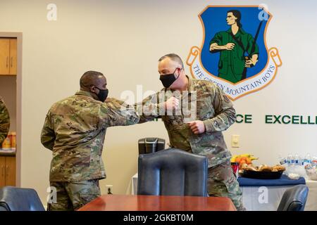 US Air Force Chief Master Sgt. Maurice L. Williams, Kommandochef der Air National Guard (ANG), begrüßt Colon. Adam Ril, Vizeflügelkommandeur, 158. Kampfflügel, Vermont National Guard, auf der Basis der Vermont Air National Guard, South Burlington, Vermont, 6. März 2021. Während seines Besuchs forderte Williams Airmen auf, Vielfalt, Erfahrung und Innovation zu nutzen, um die Kraft zu verbessern. Stockfoto