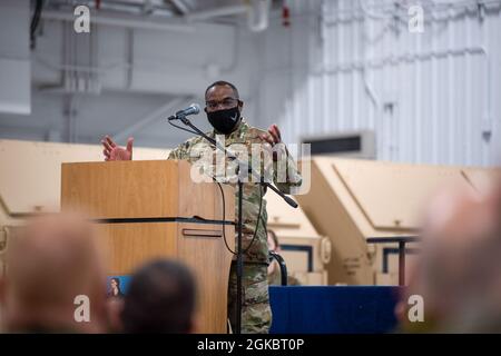 US Air Force Chief Master Sgt. Maurice L. Williams, Kommandochef der Air National Guard (ANG), wendet sich während einer SNCO-Einführungszeremonie auf dem Stützpunkt der Vermont Air National Guard, South Burlington, Vermont, am 6. März 2021 an die Luftwaffe, die dem 158. Kampfflügel der Vermont National Guard zugewiesen wurde. Während seines Besuchs forderte Williams Airmen auf, Vielfalt, Erfahrung und Innovation zu nutzen, um die Kraft zu verbessern. Stockfoto