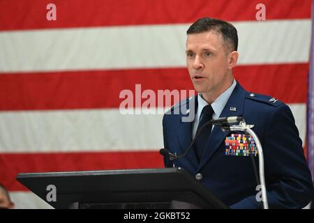 Oberst Mitch Johnson wendet sich an die Mitglieder der 119. Wing-Einheit, die zum ersten Mal als Kommandant in Formation stehen, während einer Befehlswechselzeremonie auf der North Dakota Air National Guard Base, Fargo, N.D., 6. März 2021. Johnson ersetzt den auslaufenden Kommandanten des 119. Flügels, Oberst Darrin Anderson, zweiter von links, der seit dem 4. Februar 2017 der Kommandant des 119. Flügels ist. Stockfoto