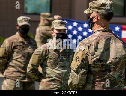 Armee Reserve Brig. General Justin Swanson, der als stellvertretender Generalkommandant des 1. Theater Sustainment Command nach Camp Arijan, Kuwait, entsandt wurde, leistete den Eideseid an Soldaten im Lager, die bei einer Zeremonie am 6. März 2021 erneut eingeschrieben wurden. Swanson, der zuerst in die Louisiana Nationalgarde aufgenommen wurde und vor seiner kommission als Kampfmediziner diente, ist auch der kommandierende General des 310th Sustainment Command (Expeditionary) der Army Reserve. Stockfoto