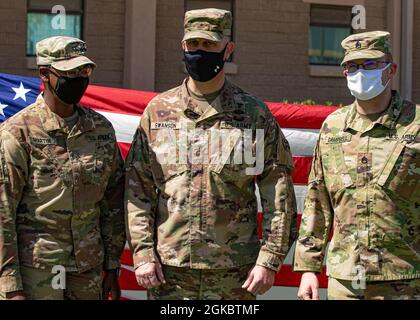 Armee Reserve Brig. General Justin Swanson, der kommandierende General der 33. Sustainment (Expeditionary) steht Sgt gegenüber. Anika Martin, 33. ESC, und Staff Sgt. Jerimiah Campbell, 33. ESC, nachdem der General den Vorsitz über die Wiederzuteilungszeremonie am 6. März 2021 im Lager Arifjan, Kuwait, geführt hatte. 310. ESC-Soldaten entsandt im Lager, um den operativen Kommandoposten des 1. Theater Sustainment Command anzustellen. Stockfoto