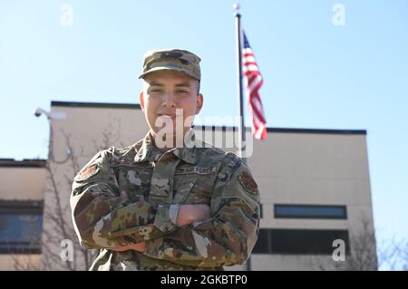 US Air Force Airman 1st Class Mario Arturo Galvan Andrade, 115. Fighter Wing, Force Support Squadron, Service-Spezialist, steht stolz vor der US-Flagge am 115. Fighter Wing, Madison Wis. 3. März 2021. A1C Galvan Andrade legte am 21. Januar 2021 seinen Staatsbürgerschaftseid in Minneapolis, Minnesota ab. Stockfoto