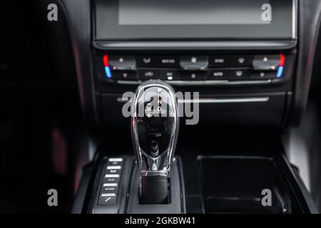 Detail eines automatischen Schaltschalters in einem neuen, modernen Auto. Details zur Kabine im Cockpit. Innenraum mit Nahaufnahme des Automatikgetriebes. Stockfoto