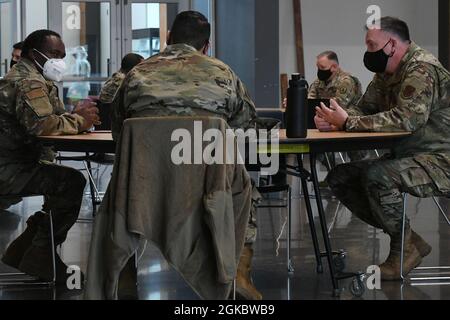 Brig. General Gent Welsh, Commander Washington Air National Guard, spricht mit WA Air National Guard Airmen während der WA ANG-Profi-Entwicklungsklasse am 7. März 2021 in Camp Murray, Washington. Stockfoto