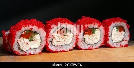 Set japanischer Fisch Sushi-Rollen California ebi. Lachs, philadelphia-Käse, Avocado, Roter Tobik-Kaviar, Nori, Reis Stockfoto