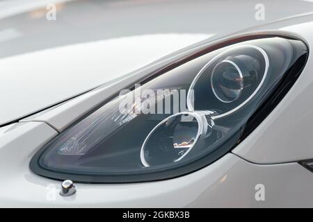 Nahaufnahme eines Teils des Automobils. Der Scheinwerfer eines modernen Luxus-Sportwagen aus der Nähe Stockfoto