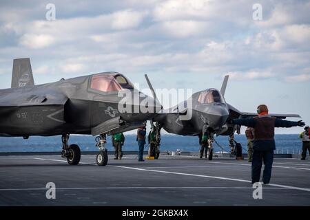 WESTLICHER ATLANTISCHER OZEAN (7. März 2021) F-35B Testpiloten US Marine Maj. Dylan Nichola, BF-19, und British Royal Navy LT. Cmdr. Barry Pilkington, BF-05, führt an Bord des italienischen Flugzeugträgers ITS Cavour (CVH 550) Tagestestflüge durch. Die Piloten des Lufttest- und Evaluierungs-Squadron (VX) 23 werden mit der F-35 Patuxent River Integrated Test Force (ITF) für Seeversuche auf dem italienischen Flaggschiff der Marine im Atlantischen Ozean an Bord gehen. Cavour befindet sich in der ersten Phase seiner „Ready for Operations“-Kampagne, um den Einsatz des Kampfflugzeugs der fünften Generation zu zertifizieren. Stockfoto